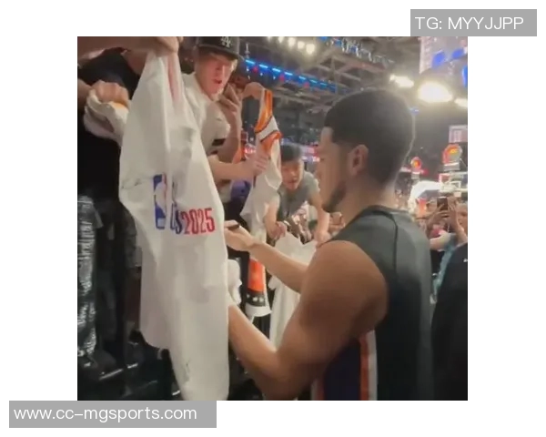 布克赛后与模仿者中国布克亲密合影赠送签名球衣展现友谊与支持 布克赛后与模仿者中国布克亲密合影赠送签名球衣展现友谊与支持