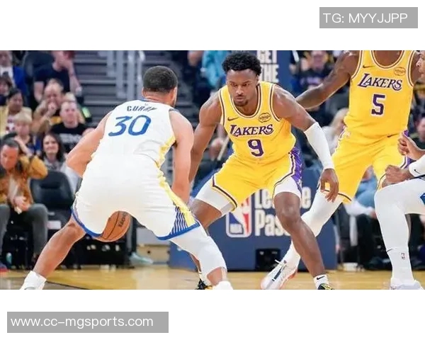 追梦精准传球布朗尼外线助攻库里高弧度三分球如虹命中 追梦精准传球布朗尼外线助攻库里高弧度三分球如虹命中