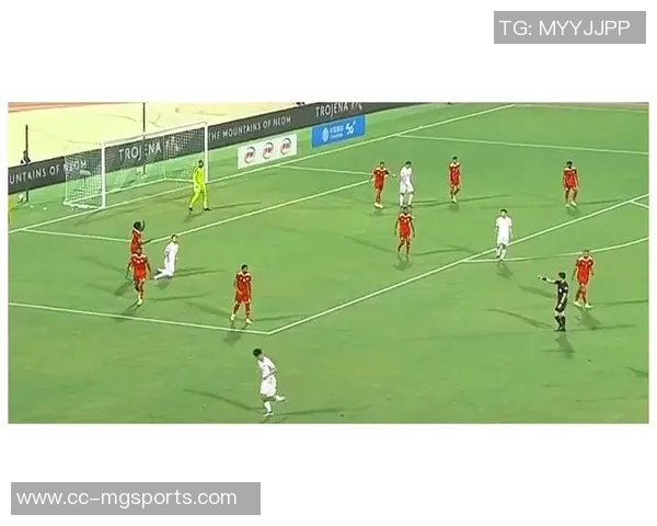 最后时刻U22国足角球争议鲍世蒙拔角旗杆遭黄牌处罚后幽默插回 最后时刻U22国足角球争议鲍世蒙拔角旗杆遭黄牌处罚后幽默插回