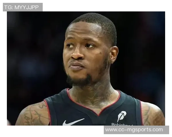 罗齐尔出庭时手铐脚镣加身穿着黄蜂队连帽衫引发关注 罗齐尔出庭时手铐脚镣加身穿着黄蜂队连帽衫引发关注